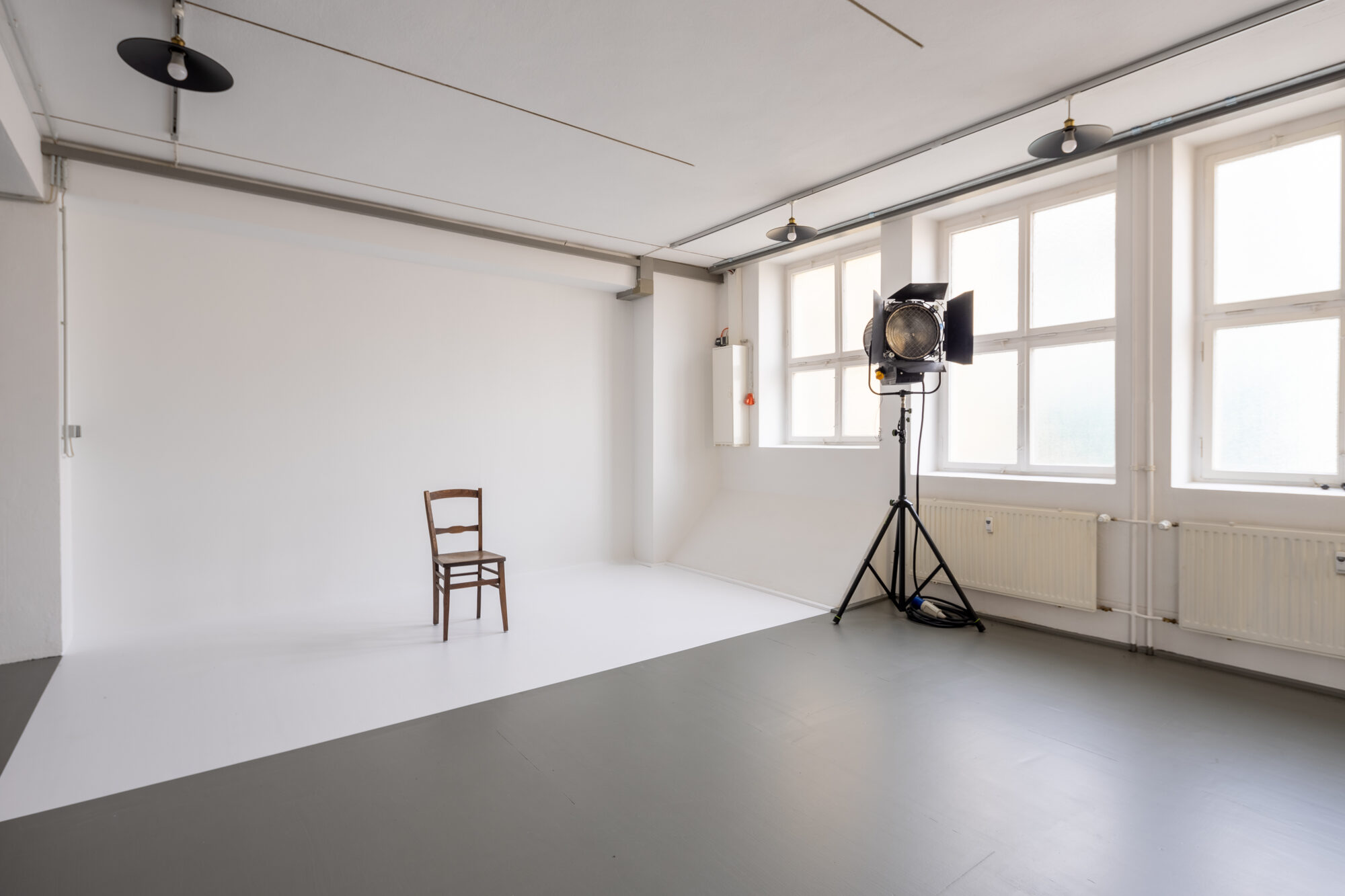 Weiße Hohlkehle in Studio Nord mit Dauerlicht-Scheinwerfer